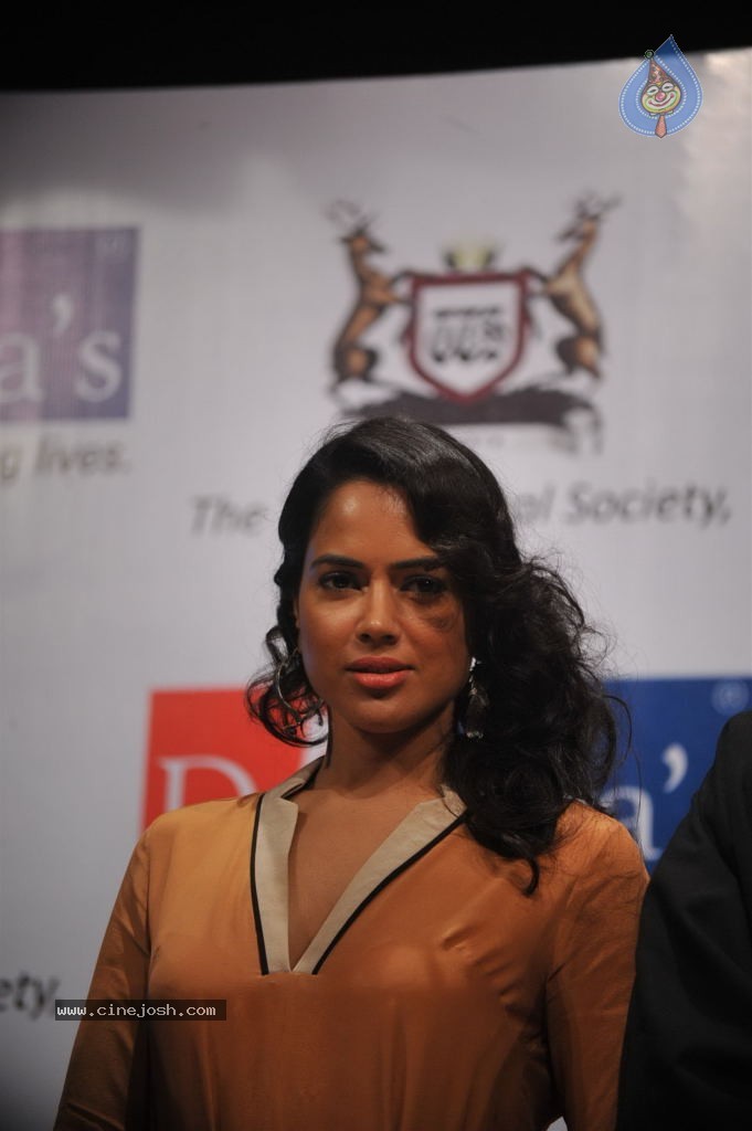 Sameera Reddy at Akshay Batras Event - 5 / 33 photos