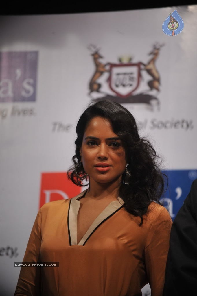 Sameera Reddy at Akshay Batras Event - 14 / 33 photos