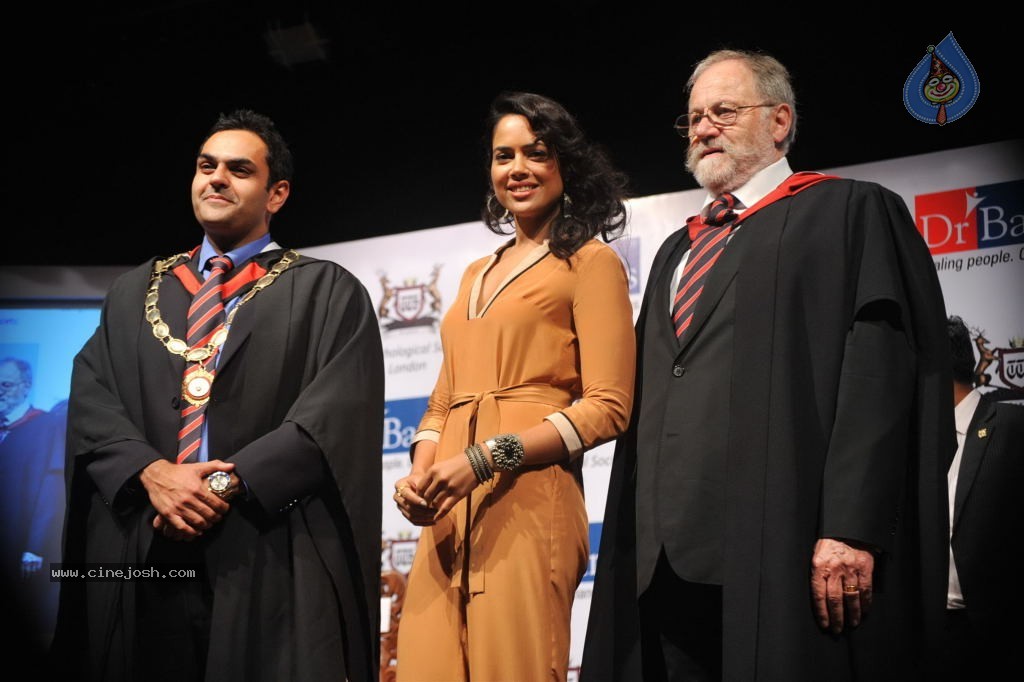 Sameera Reddy at Akshay Batras Event - 22 / 33 photos