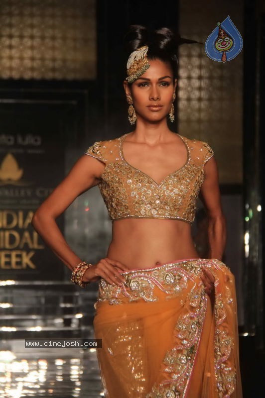 Sameera Reddy Walks the Ramp at AVIBW Day 4 Show - 12 / 62 photos