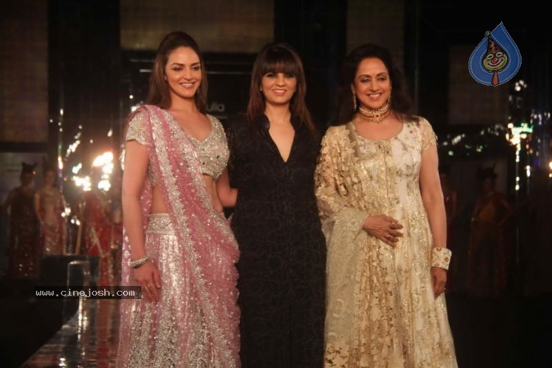 Sameera Reddy Walks the Ramp at AVIBW Day 4 Show - 19 / 62 photos