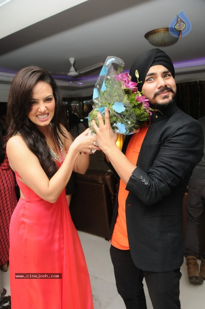 Sana Khan Bday Celebrations - 14 / 73 photos