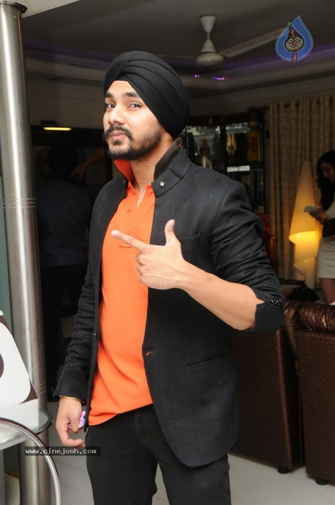 Sana Khan Bday Celebrations - 30 / 73 photos
