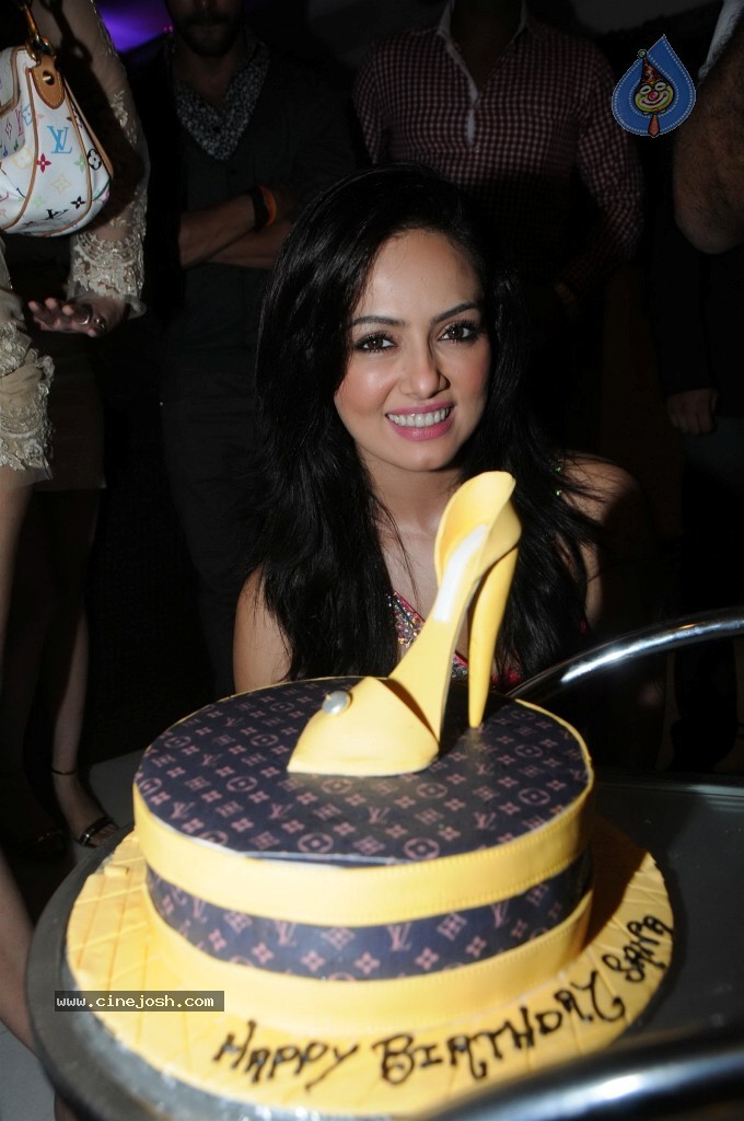 Sana Khan Bday Celebrations - 31 / 73 photos