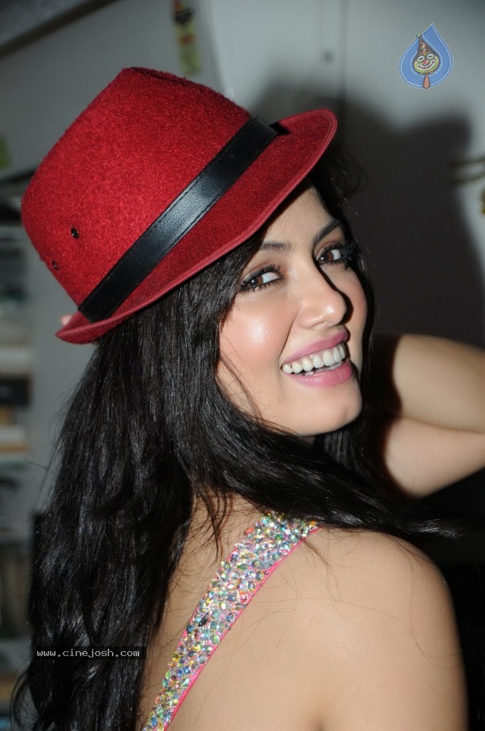 Sana Khan Bday Celebrations - 37 / 73 photos