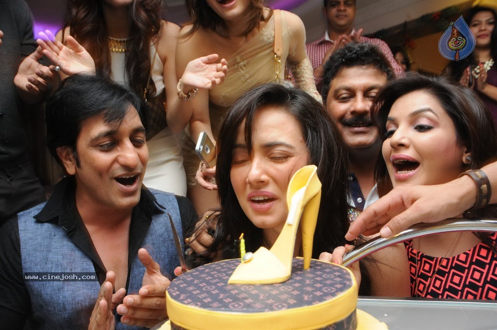 Sana Khan Bday Celebrations - 46 / 73 photos
