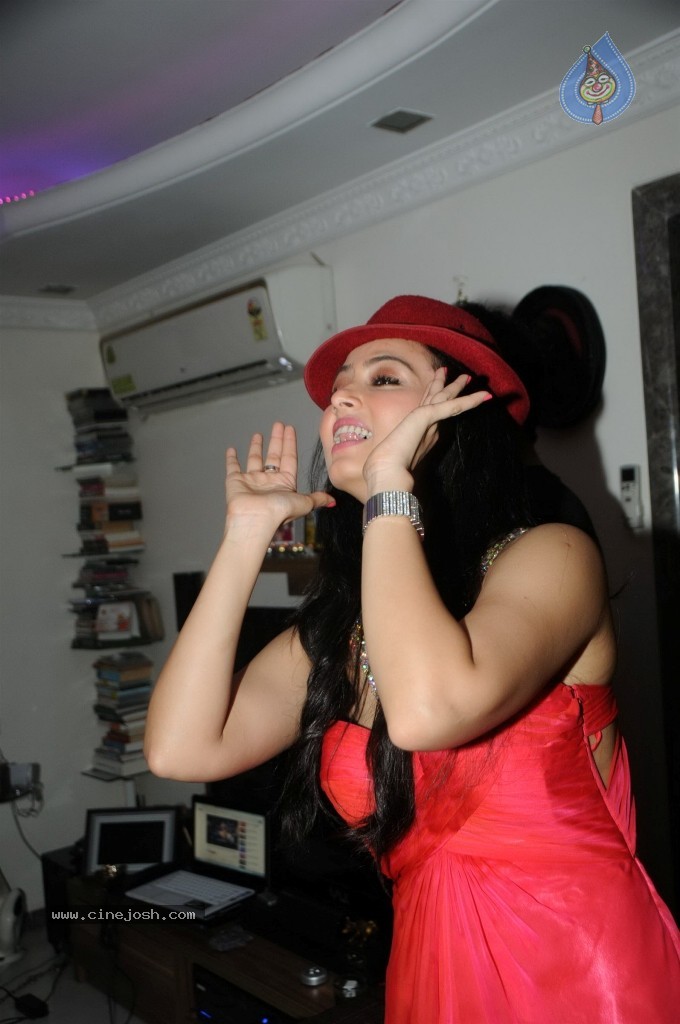 Sana Khan Bday Celebrations - 51 / 73 photos