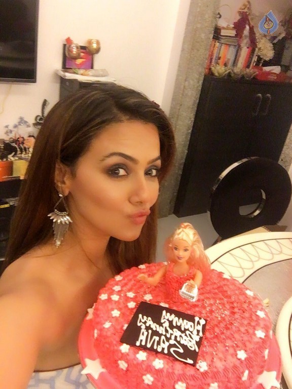 Sana Khan Birthday Celebrations Photo 1 Of 11