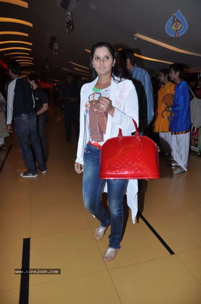 Sania with Shoaib at Cinemax - 10 / 13 photos