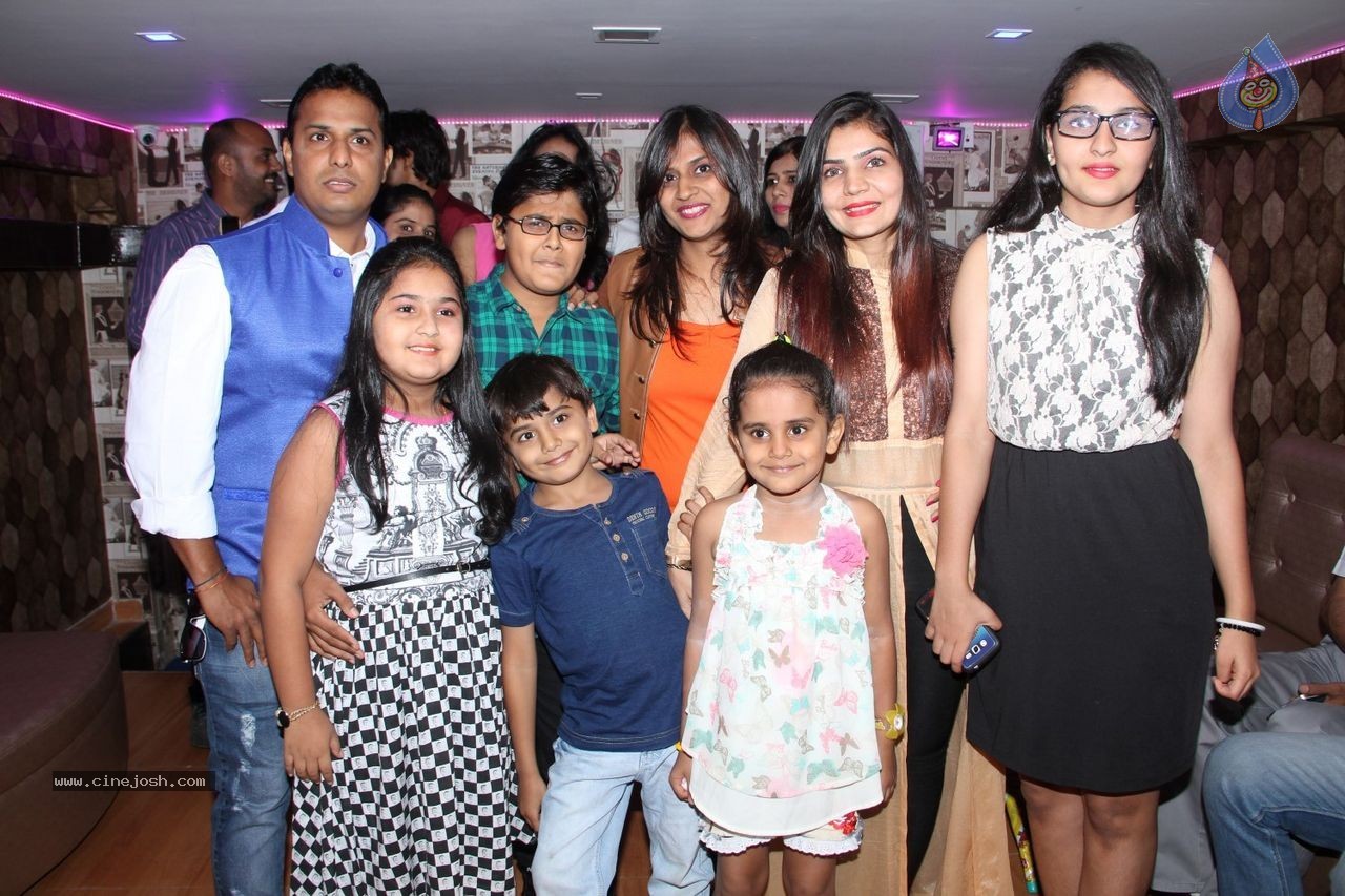 Sara Loren Inaugurates Dazzle Rest O Lounge - 2 / 61 photos