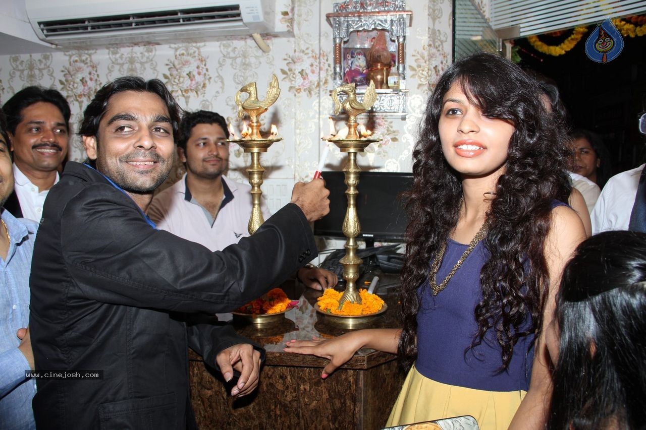 Sara Loren Inaugurates Dazzle Rest O Lounge - 23 / 61 photos