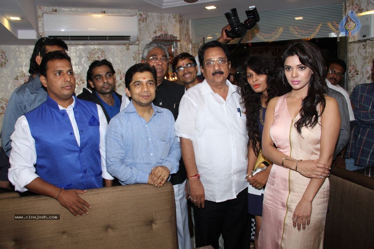 Sara Loren Inaugurates Dazzle Rest O Lounge - 25 / 61 photos