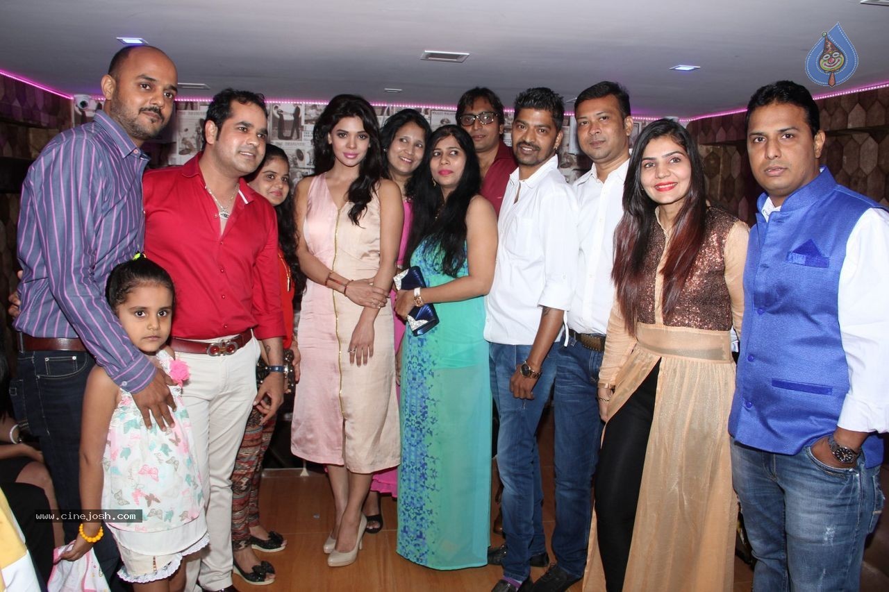 Sara Loren Inaugurates Dazzle Rest O Lounge - 28 / 61 photos