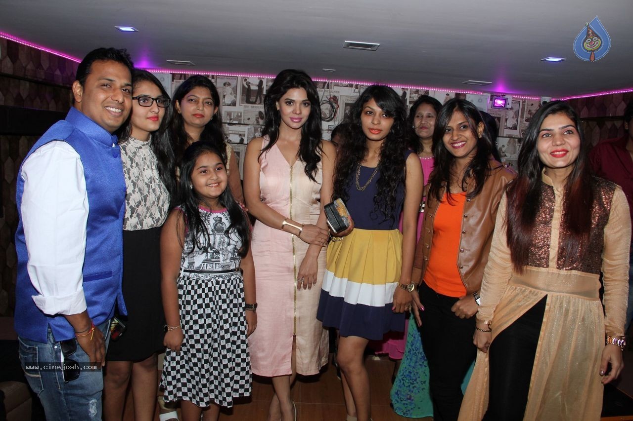 Sara Loren Inaugurates Dazzle Rest O Lounge - 33 / 61 photos