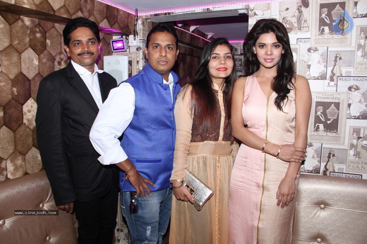 Sara Loren Inaugurates Dazzle Rest O Lounge - 47 / 61 photos