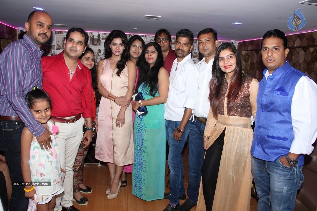 Sara Loren Inaugurates Dazzle Rest O Lounge - 54 / 61 photos
