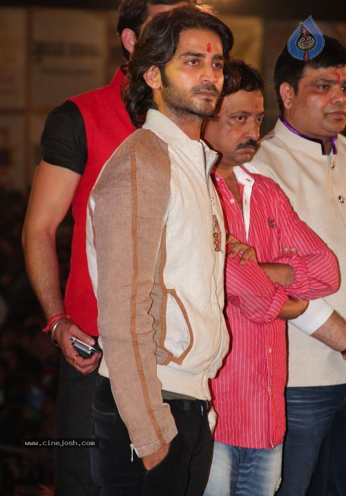 Satya 2 Promotes at Navratri Pandal - 3 / 18 photos