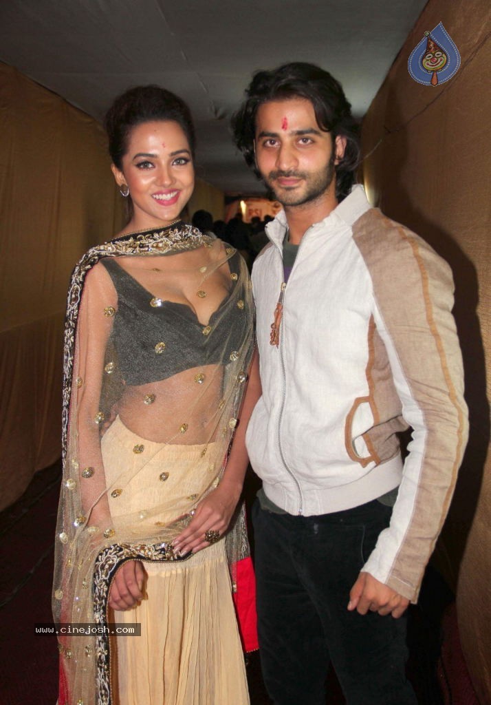 Satya 2 Promotes at Navratri Pandal - 4 / 18 photos