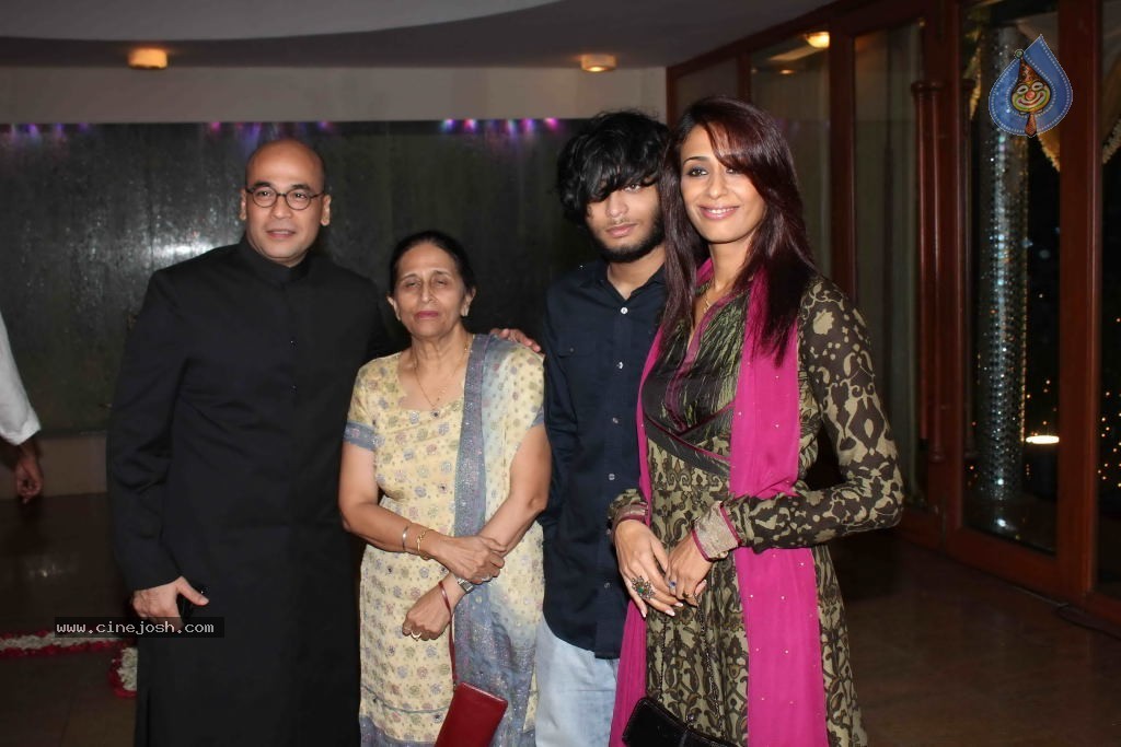 Saurab Vanzara Wedding Reception - 33 / 33 photos