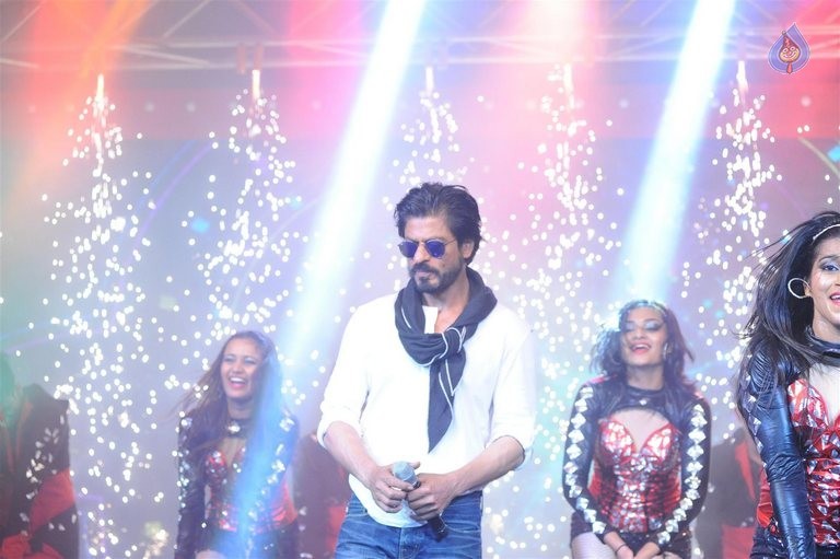 Shah Rukh Khan 50th Birthday Celebrations - 4 / 39 photos