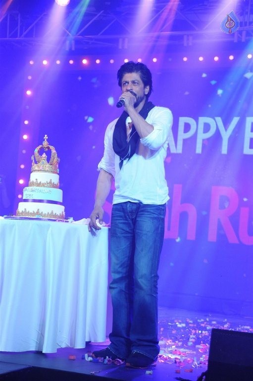 Shah Rukh Khan 50th Birthday Celebrations - 8 / 39 photos