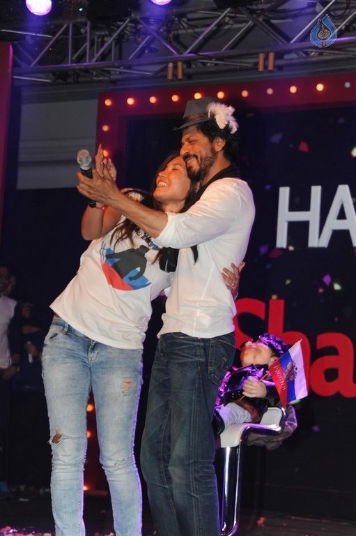 Shah Rukh Khan 50th Birthday Celebrations - 23 / 39 photos