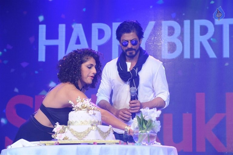 Shah Rukh Khan 50th Birthday Celebrations - 34 / 39 photos