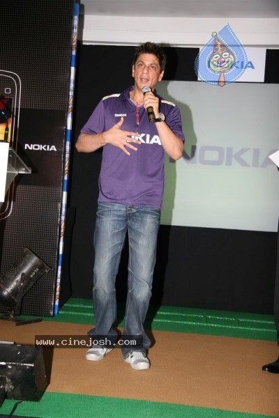 Shah Rukh Khan at the launch Of Nokia Main Bhi Coach Contest - 13 / 27 photos