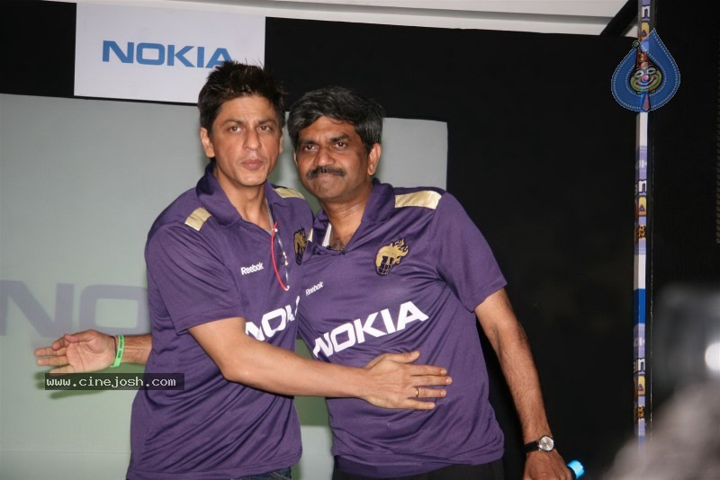 Shah Rukh Khan at the launch Of Nokia Main Bhi Coach Contest - 20 / 27 photos