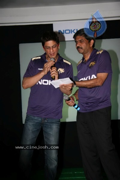 Shah Rukh Khan at the launch Of Nokia Main Bhi Coach Contest - 21 / 27 photos
