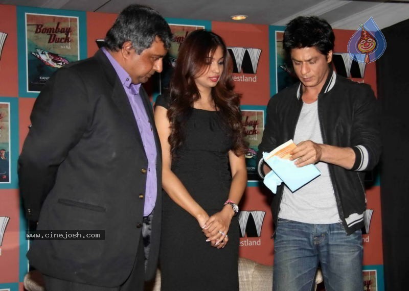 Shah Rukh Khan Launching Kanika Dhillon's Book - 14 / 32 photos