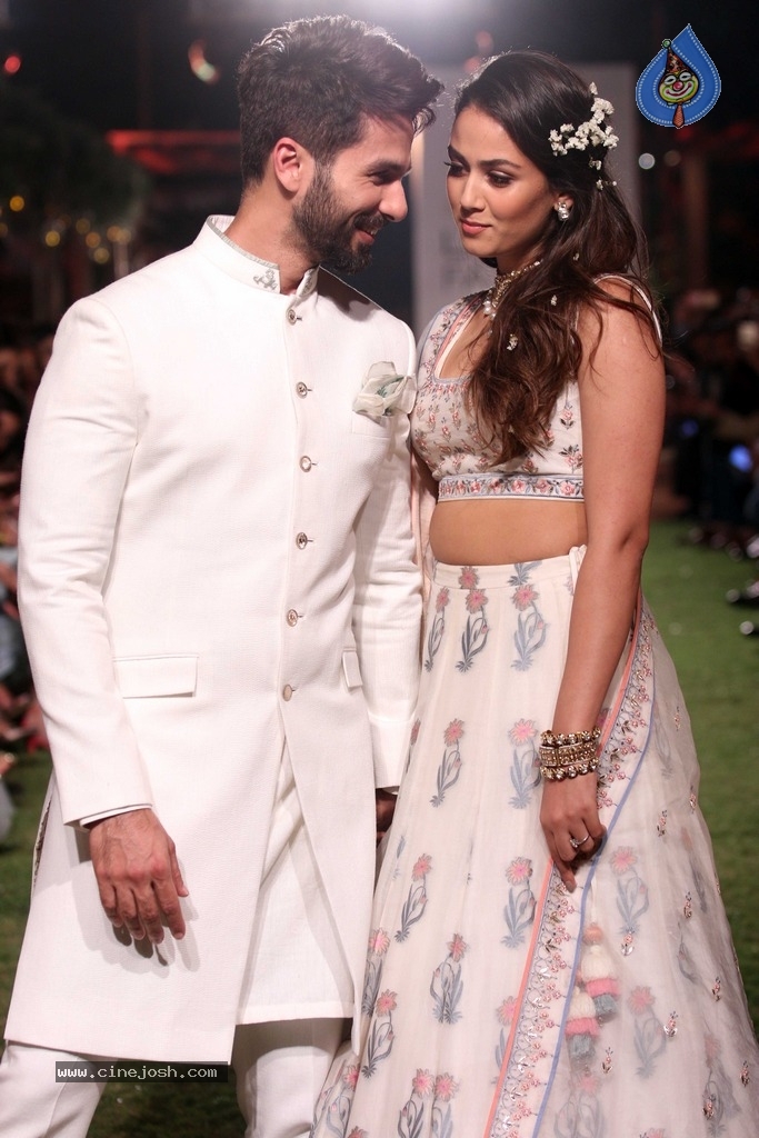 Shahid Kapoor and Mira Rajput at Lakme Fashion Week 2018 - 4 / 8 photos