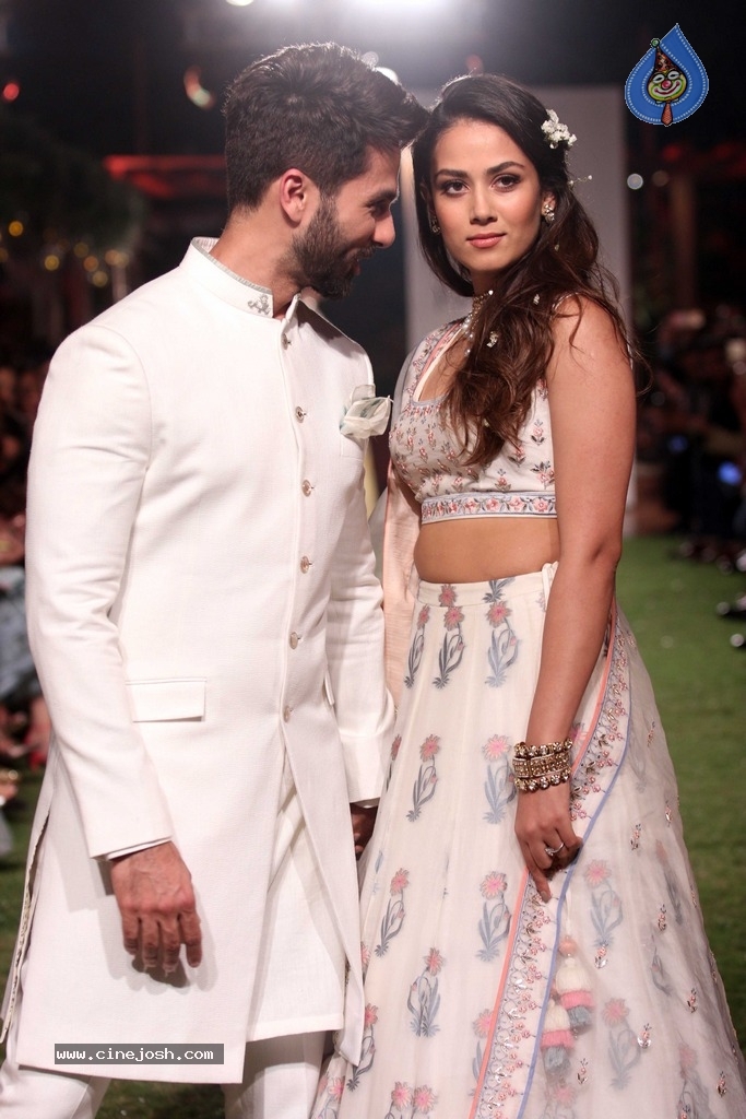 Shahid Kapoor and Mira Rajput at Lakme Fashion Week 2018 - 7 / 8 photos