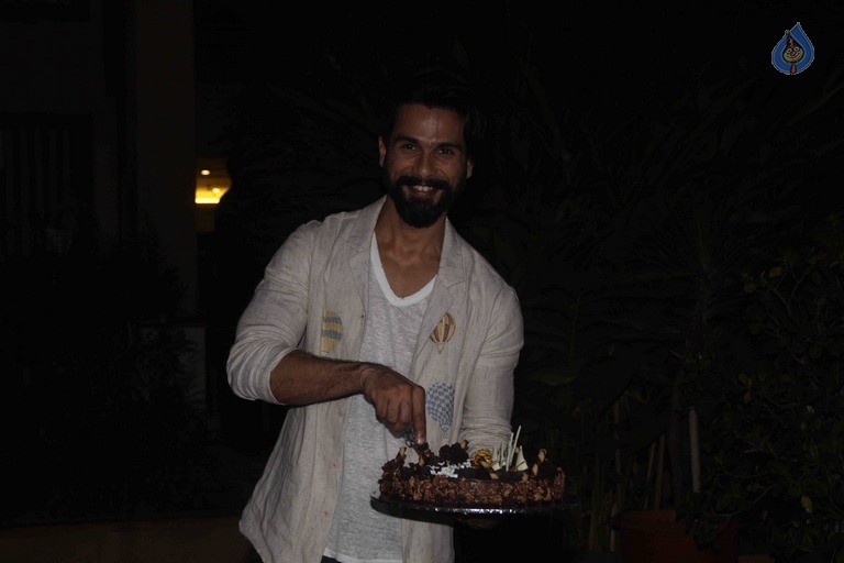 Shahid Kapoor Birthday Celebrations Photos - 2 / 49 photos