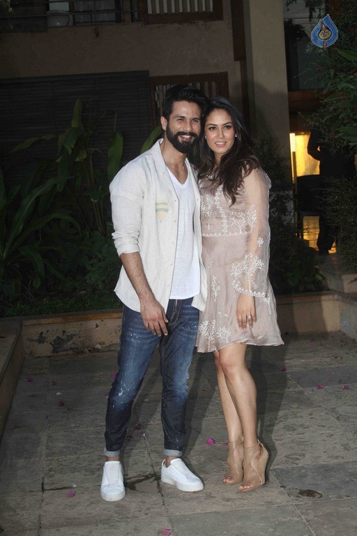 Shahid Kapoor Birthday Celebrations Photos - 10 / 49 photos