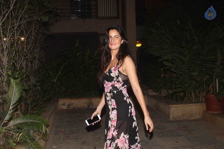Shahid Kapoor Birthday Celebrations Photos - 23 / 49 photos