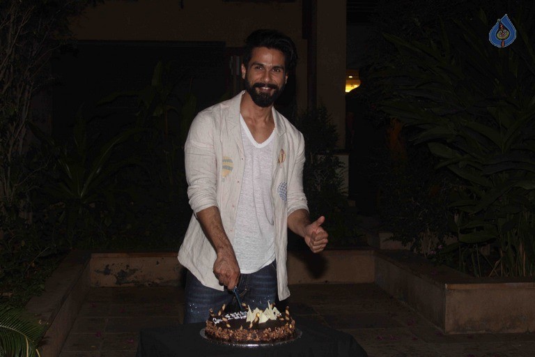 Shahid Kapoor Birthday Celebrations Photos - 37 / 49 photos