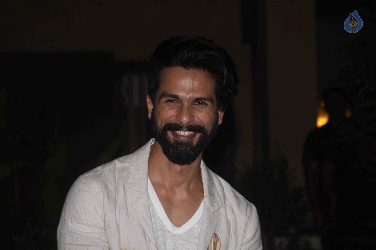 Shahid Kapoor Birthday Celebrations Photos - 43 / 49 photos