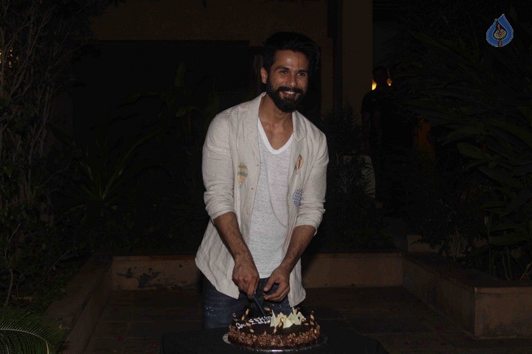 Shahid Kapoor Birthday Celebrations Photos - 45 / 49 photos