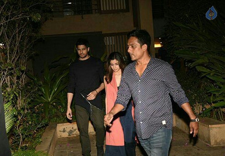 Shahid Kapoor Birthday Celebrations Photos - 46 / 49 photos