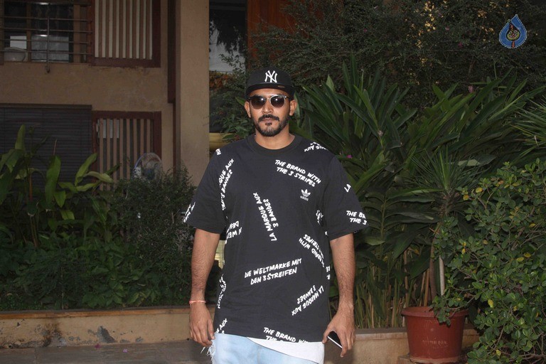 Shahid Kapoor Birthday Celebrations Photos - 49 / 49 photos