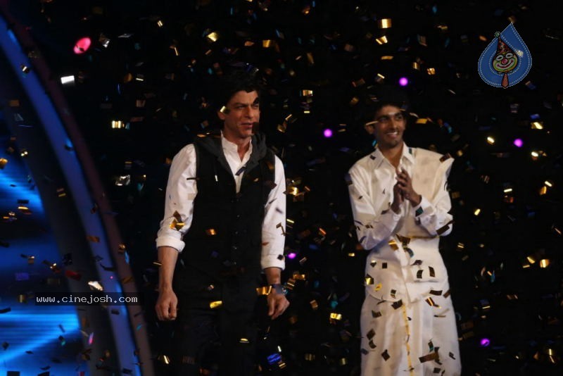 Shahrukh Khan at Indias Got Talent Event - 3 / 45 photos