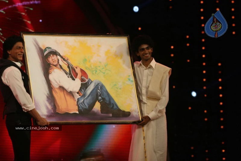Shahrukh Khan at Indias Got Talent Event - 4 / 45 photos