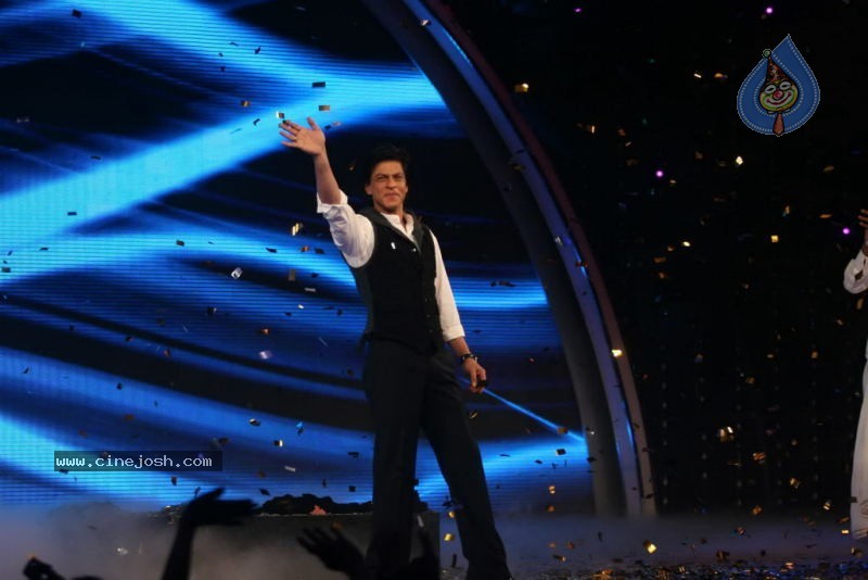 Shahrukh Khan at Indias Got Talent Event - 6 / 45 photos