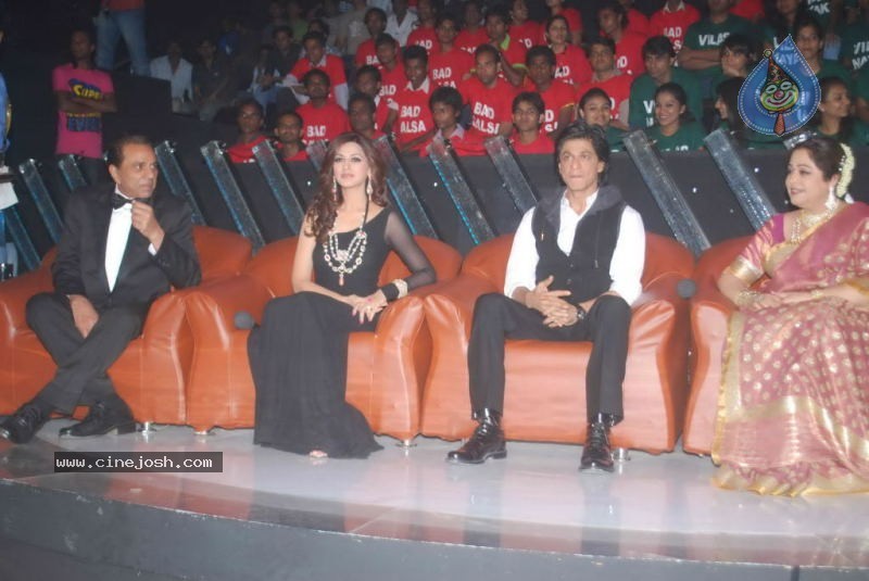 Shahrukh Khan at Indias Got Talent Event - 7 / 45 photos