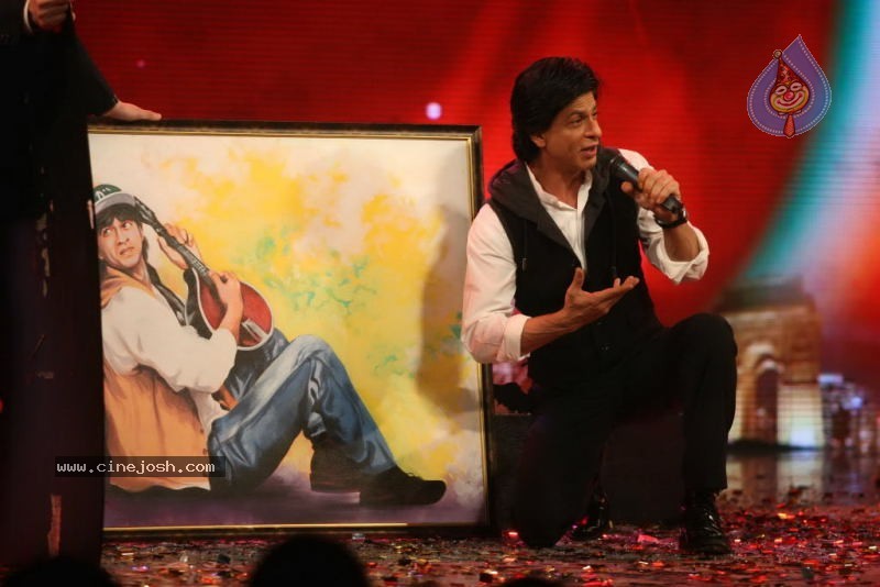 Shahrukh Khan at Indias Got Talent Event - 9 / 45 photos