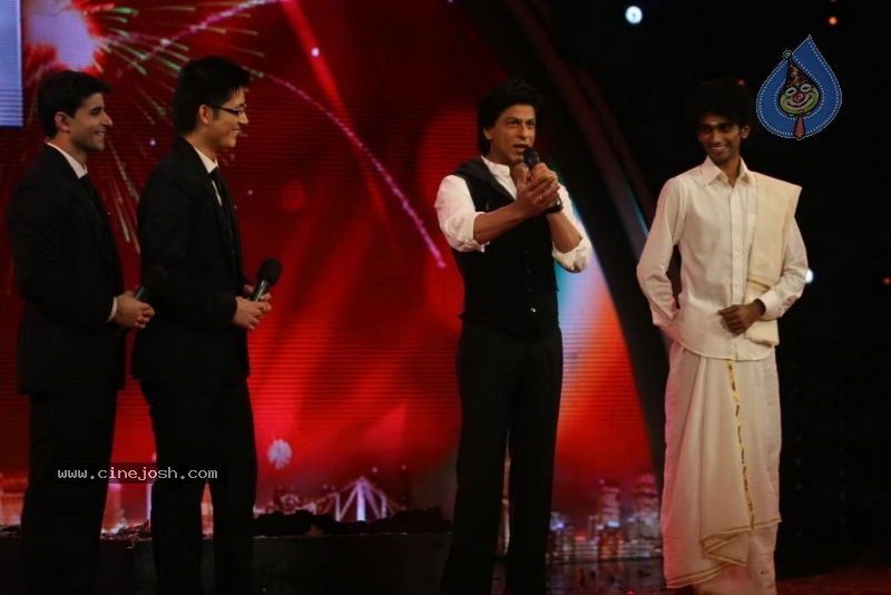 Shahrukh Khan at Indias Got Talent Event - 11 / 45 photos