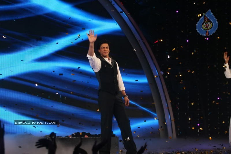 Shahrukh Khan at Indias Got Talent Event - 14 / 45 photos