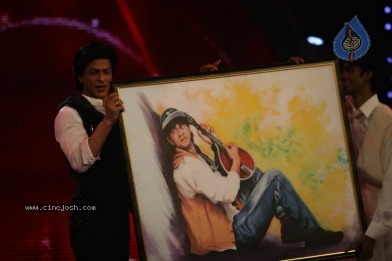Shahrukh Khan at Indias Got Talent Event - 17 / 45 photos