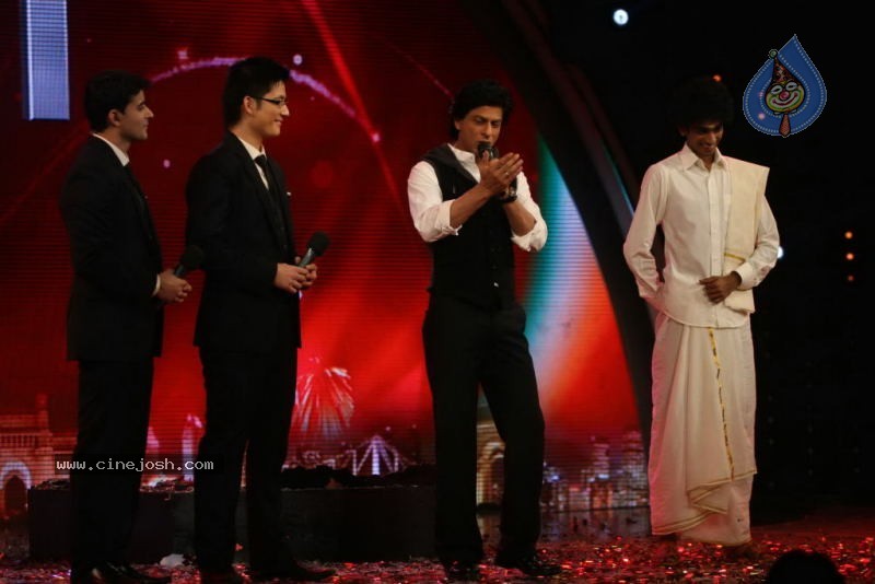 Shahrukh Khan at Indias Got Talent Event - 19 / 45 photos